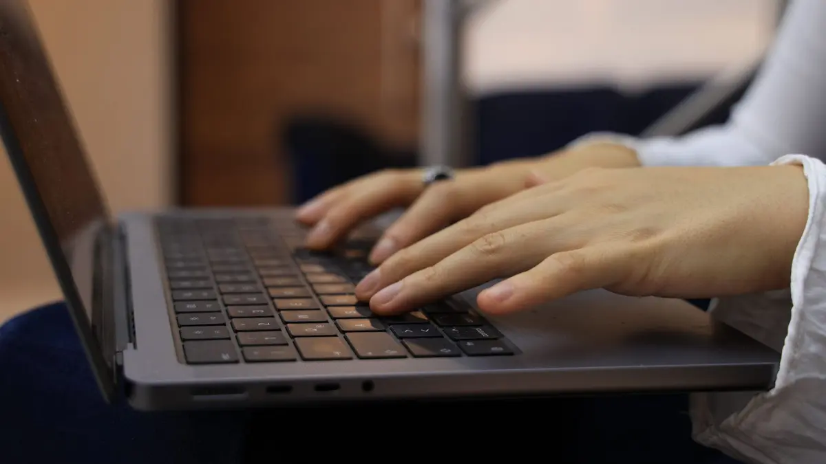 Mains tapant sur un clavier français