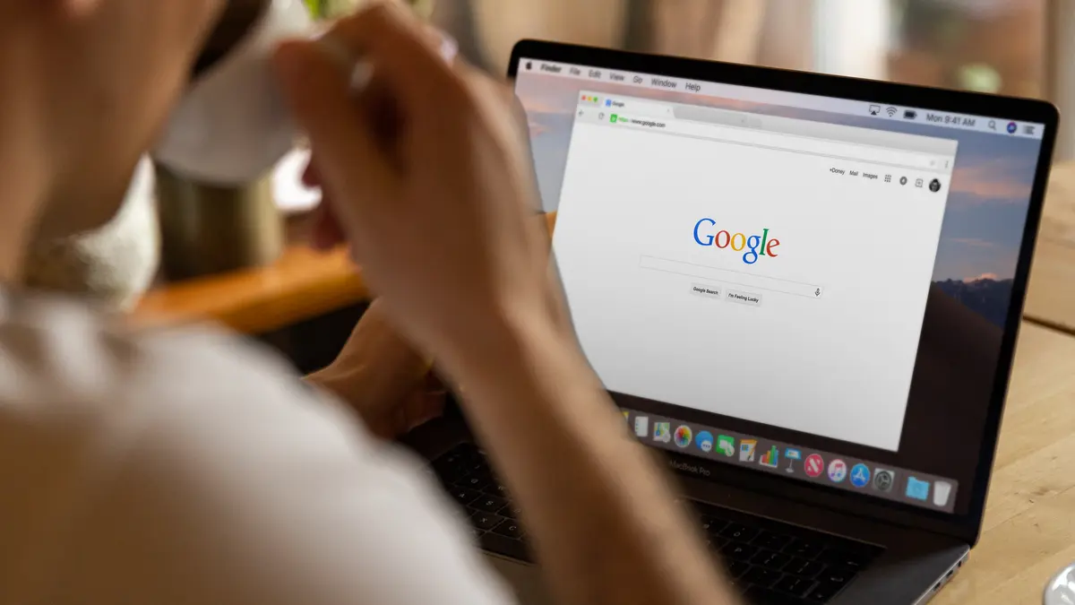 Navigateur web ouvert sur un ordinateur portable au bureau