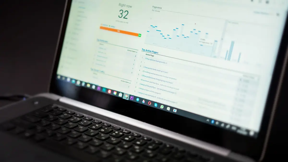 Tableau de bord d'analyse de trafic web sur un écran d'ordinateur