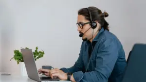Personne travaillant sur un ordinateur portable en visioconférence