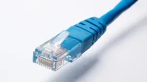 Câble réseau Ethernet branché
