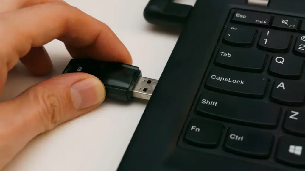 Clé USB branchée sur un ordinateur portable
